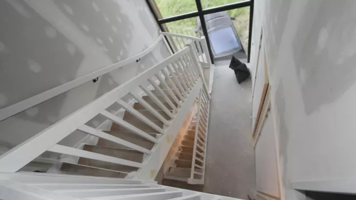 Houten trappen voorbereiden voor spuitwerk